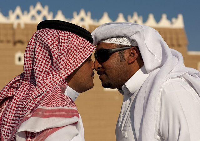 Nose kissing or eskimo kiss [Svet]