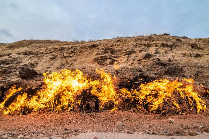 The burning mountain of Yanar Dag [Shutterstock/Bream]