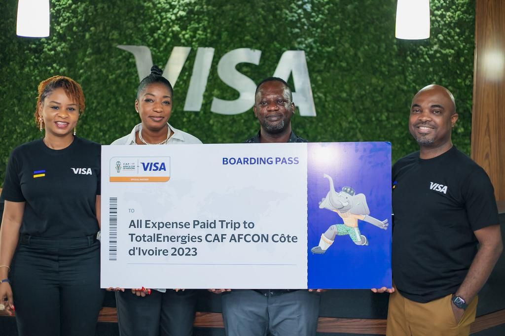 Winner 1 and Visa Executives
