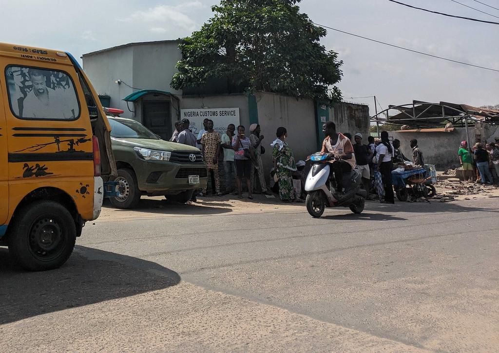 Lagosians wait under the sun waiting for rice from the Nigeria Customs Service