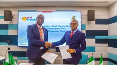 Governor Seyi Makinde signing the final investment agreement for the Oyo State Government-Shell Nigeria Gas Infrastructure Development and Distribution project. [Twitter:@seyiamakinde]