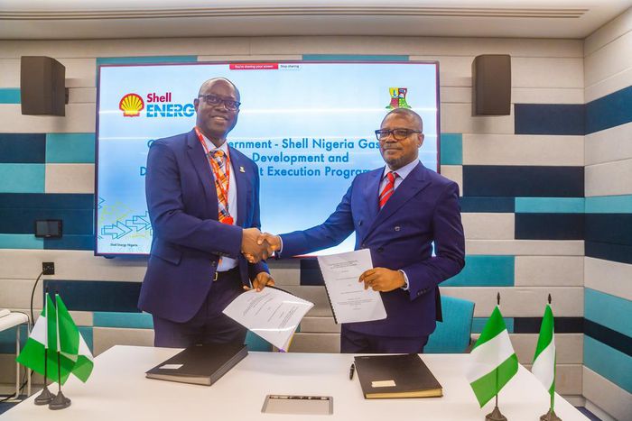 Governor Seyi Makinde signing the final investment agreement for the Oyo State Government-Shell Nigeria Gas Infrastructure Development and Distribution project. [Twitter:@seyiamakinde]
