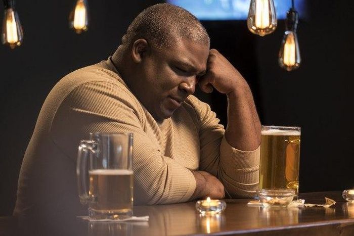 ___7565582___2017___11___7___11___Black-man-drinking-beer_0