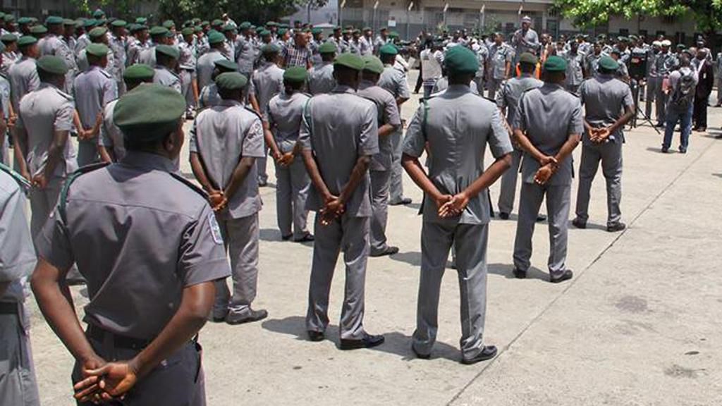 Na Conferência do Controlador Geral de 2024, em Abuja, a Administração Aduaneira da Nigéria anunciou um sucesso financeiro notável, superando as suas metas de receitas. Este desempenho demonstra a eficácia de parcerias reforçadas, processos melhorados e reformas importantes. As iniciativas de modernização incluem o programa de Operador Económico Autorizado e a implementação de relatórios contínuos para reduzir os tempos de espera. No aspecto repressivo, foram feitas apreensões significativas. A conferência destaca a importância das parcerias e das discussões enriquecedoras para o futuro da administração aduaneira.