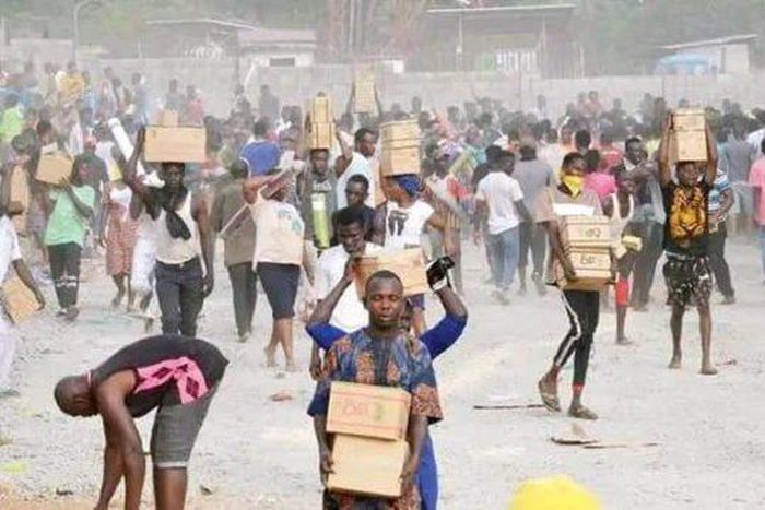 Residents of Abuja vandalised and looted a warehouse belonging to the Federal Capital Territory (FCT) Department of Agriculture in the Tasha area of Abuja. [Nairmetrics]