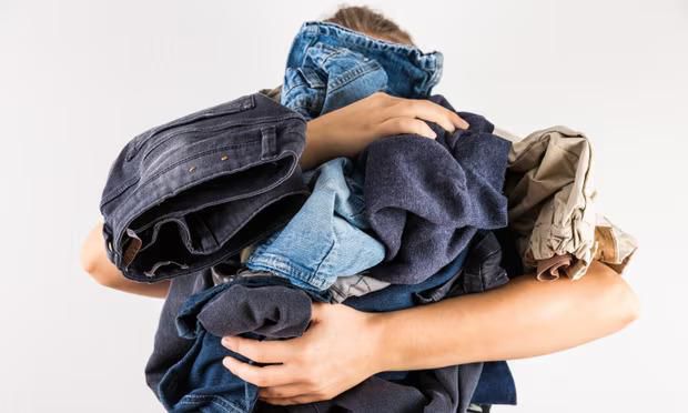 "Por qué dejar tus jeans sin lavar puede beneficiar al medio ambiente y a tu estilo. Descubre cómo limitar el lavado de tus jeans puede preservar su calidad, reducir el impacto ambiental de la industria del denim y hacer que tu ropa luzca auténtica y vintage. Adopta un enfoque más sostenible para Cuida tus jeans y ayuda a preservar el medio ambiente mientras desarrollas un estilo único."