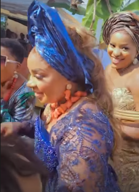 The bride dances in [Instagram/QueenMercyAtang]