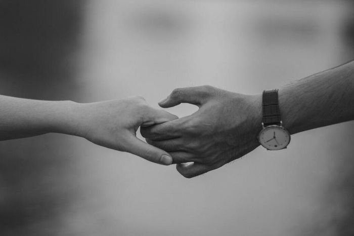 affection-black-and-white-couple-1004014-1140x694