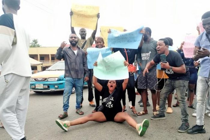 Angry Ondo youths demonstrating at the Oba Adesida Road in Akure. [Punch]