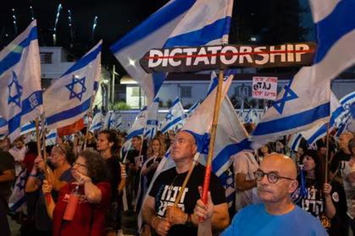Thousands of Israeli protesters call for Netanyahu's resignation over Gaza war [theguardian]