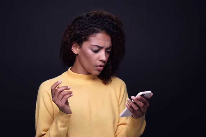 ___8179592___2018___3___28___18___woman+holding+phone