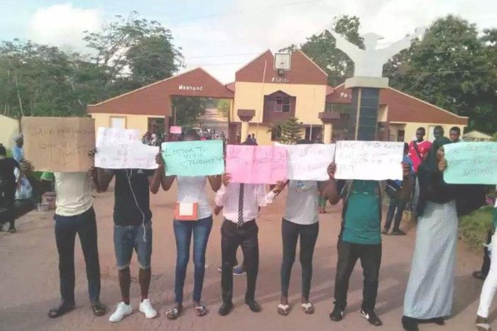 MAPOLY students shut down school gate to protest lecturers strike