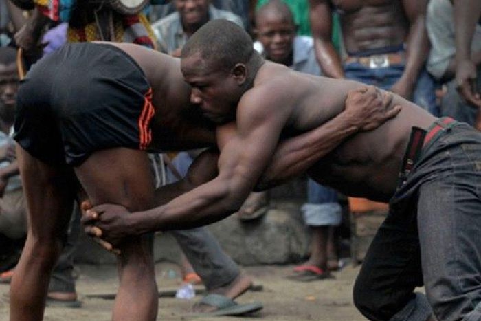 Men fighting [TheNewsGuru]