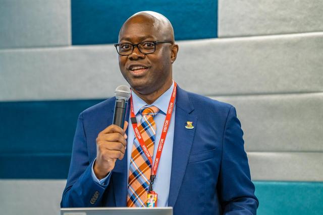 Governor Seyi Makinde signing the final investment agreement for the Oyo State Government-Shell Nigeria Gas Infrastructure Development and Distribution project. [Twitter:@seyiamakinde]