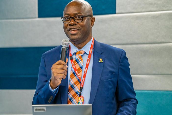 Governor Seyi Makinde signing the final investment agreement for the Oyo State Government-Shell Nigeria Gas Infrastructure Development and Distribution project. [Twitter:@seyiamakinde]