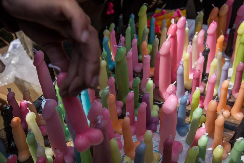 Penis-shaped candles at the Wakamiya Hachimangu shrine [Howee]