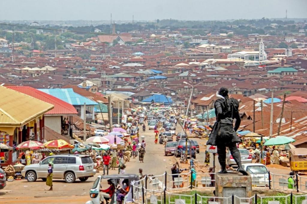 A wide view of Ibadan city with Oluyole statue. [Wikipedia]