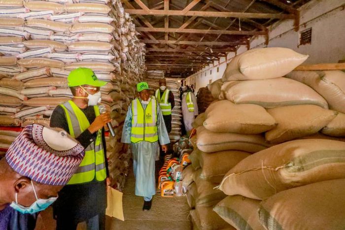 Kano anti-graft agency seals warehouses for allegedly hoarding food items. [Twitter/@dawisu]