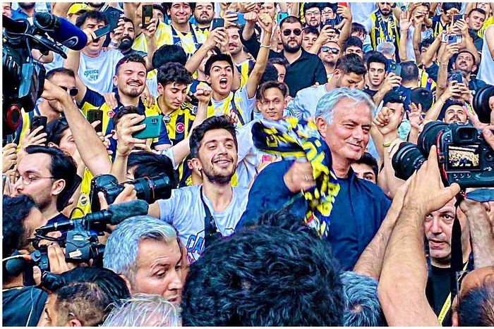 Jose Mourinho given rockstar treatment in Turkey after changing his skin to Fenerbahce shirt