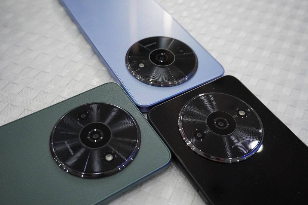 The centered large circle camera deco not only adds a distinctive visual appeal but also optimizes the camera's functionality