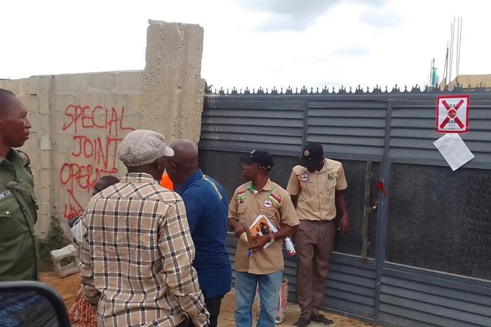 Some staff of MPP and UD/ LASPPPA on a joint enforcement exercise at the Epe Area of Lagos State [NAN]