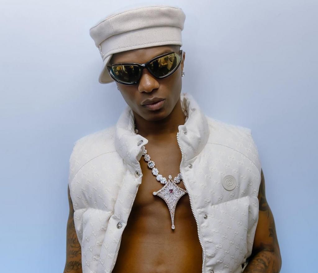 Wizkid bate el récord de streaming en Spotify Nigeria con su último sencillo "Kese", alcanzando 1,5 millones de reproducciones en un día. Esta actuación excepcional confirma su condición de gran estrella africana, con varios temas entre las 10 canciones más reproducidas en un día. Esto también pone de relieve la evolución del streaming de música en Nigeria y el auge de Spotify en el país. Este logro es un testimonio del talento de Wizkid y su creciente popularidad en la industria de la música, y sugiere futuros éxitos e innovaciones de su parte.