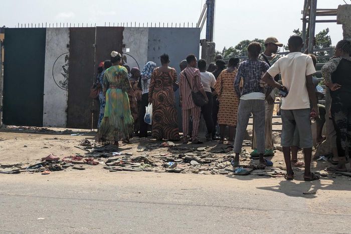 Lagosians queue under the sun waiting for rice from the Nigeria Customs Service