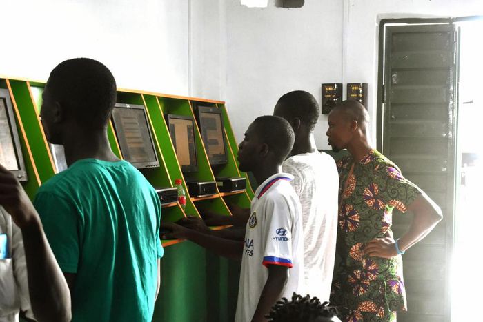 Nigerian youths gambling [Osun Defender]