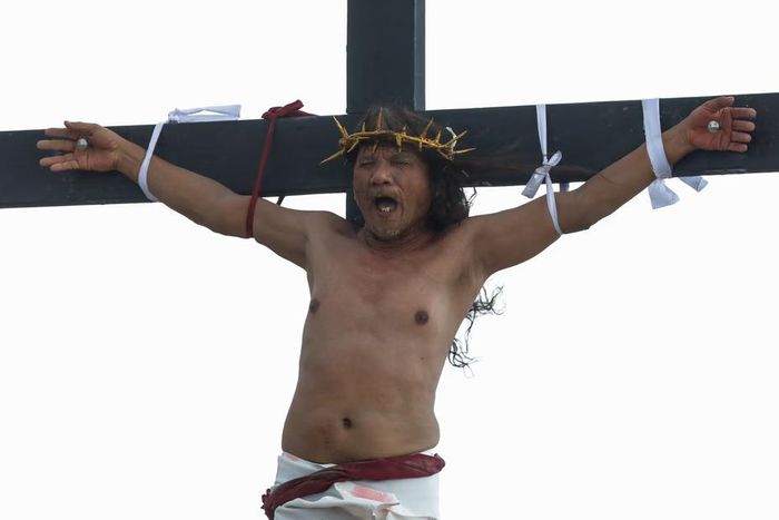 Ruben Enaje nailed to the cross [PAP]