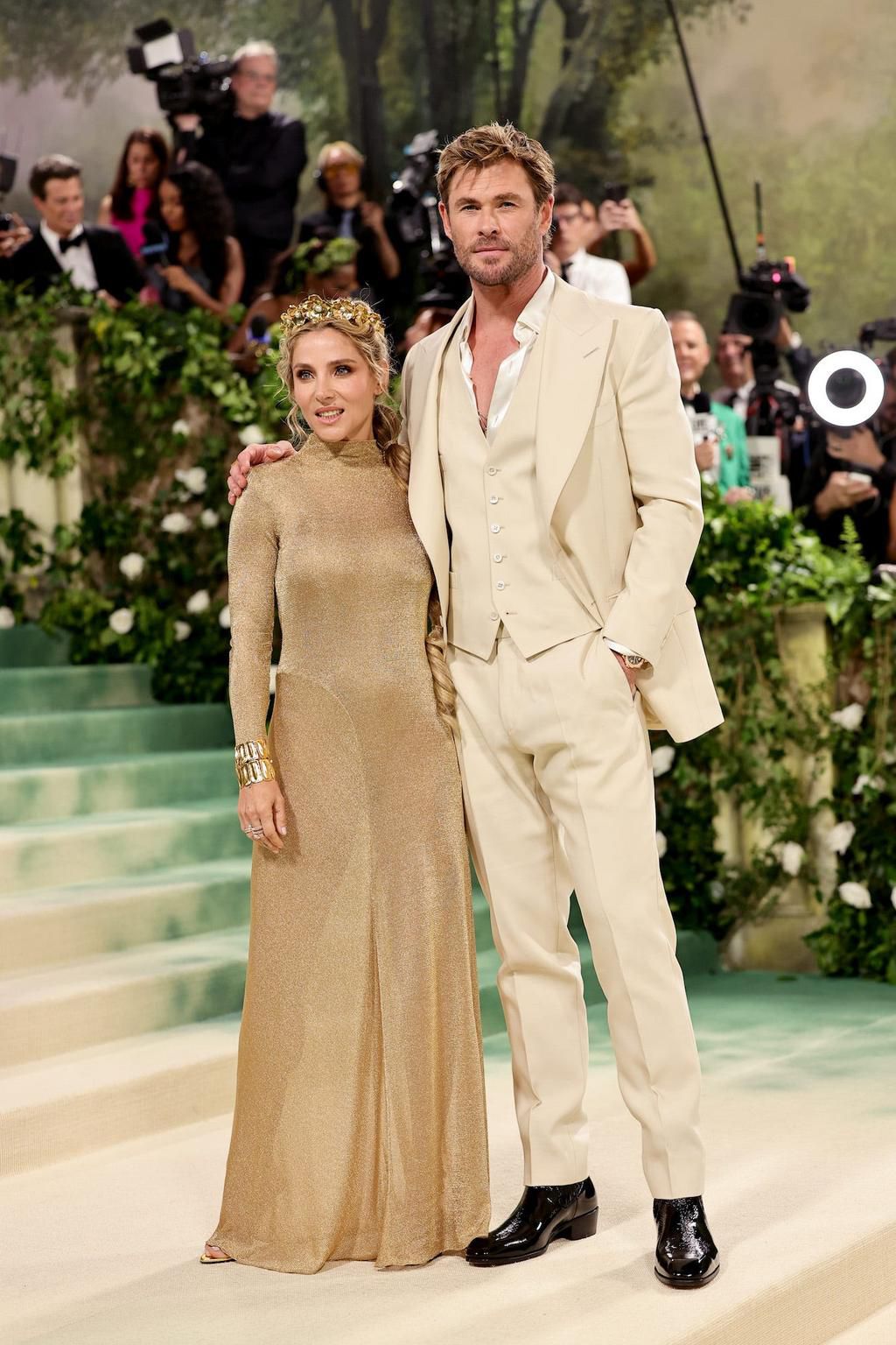 Elsa Pataky and Chris Hemsworth coordinated in tan and gold.
