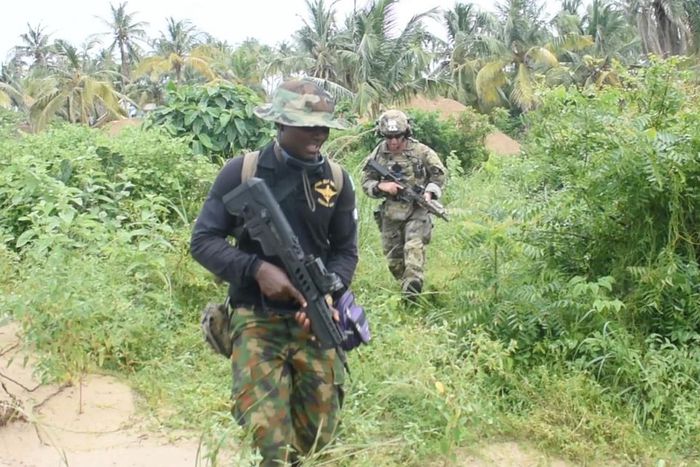 An officer of the Nigerian Navy Special Boat Service (left) during the five-week Joint Combined Exchange Training (JCET) alongside a team of U.S. Army Special Forces [U.S. Consulate]