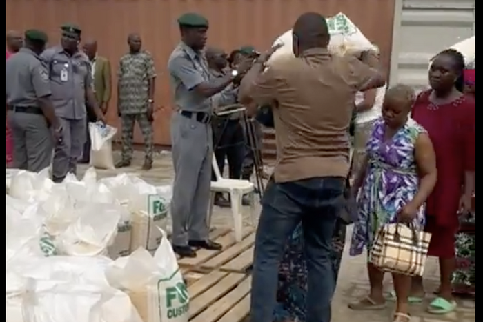 Nigerian Customs sell 25kg of rice for 10k