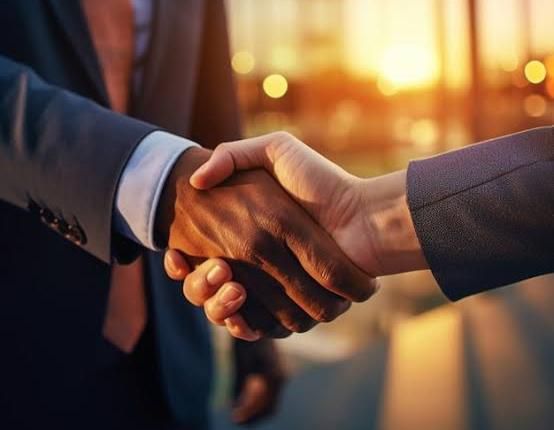 A firm handshake [Freepik]