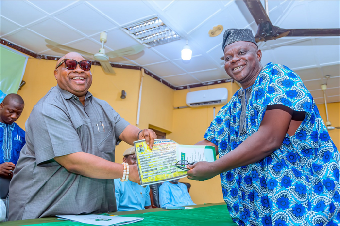 Gov Adeleke presents ₦4bn bond certificates to retirees [Twitter:@AAdeleke_01]