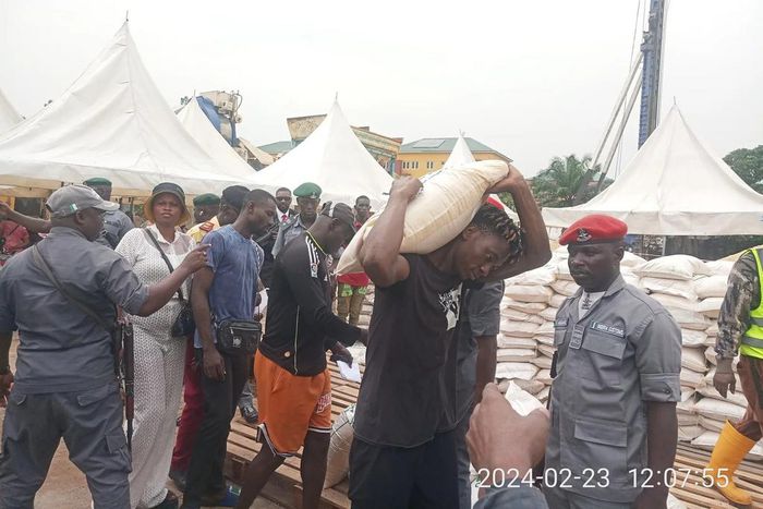 Picture of the rice distribution by the Nigerian Customs Service in Lagos on Friday [NAN]
