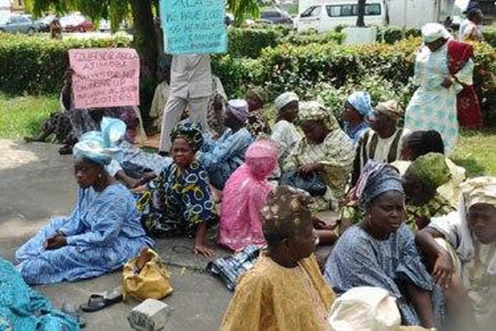 Protesting Pensioners in Osun sit on bare floor in protest of unpaid salaries.