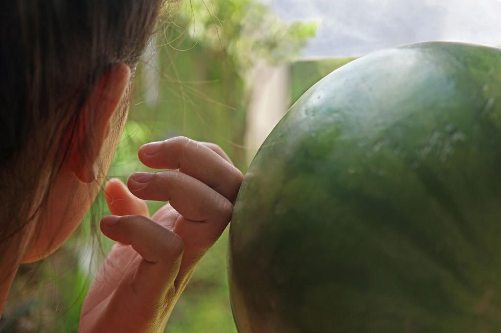tap the watermelon with your knuckles [treehugger]