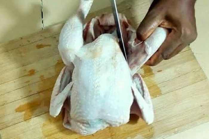 Cutting chicken [YouTube/Versaltile Nana]