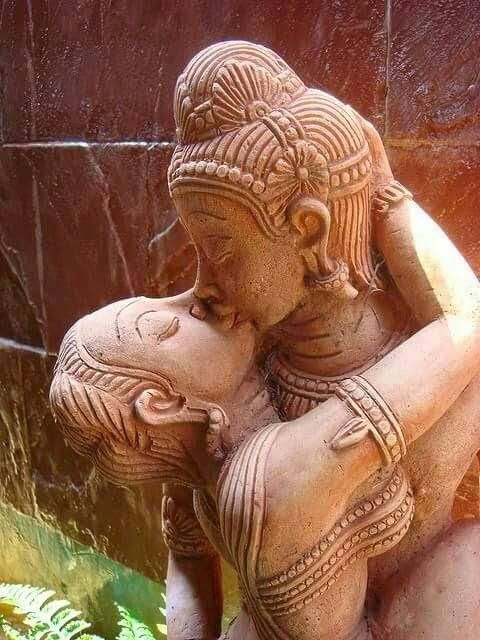 Kissing in ancient India [X.com]