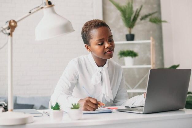 Embracing technology is a good way to learn English