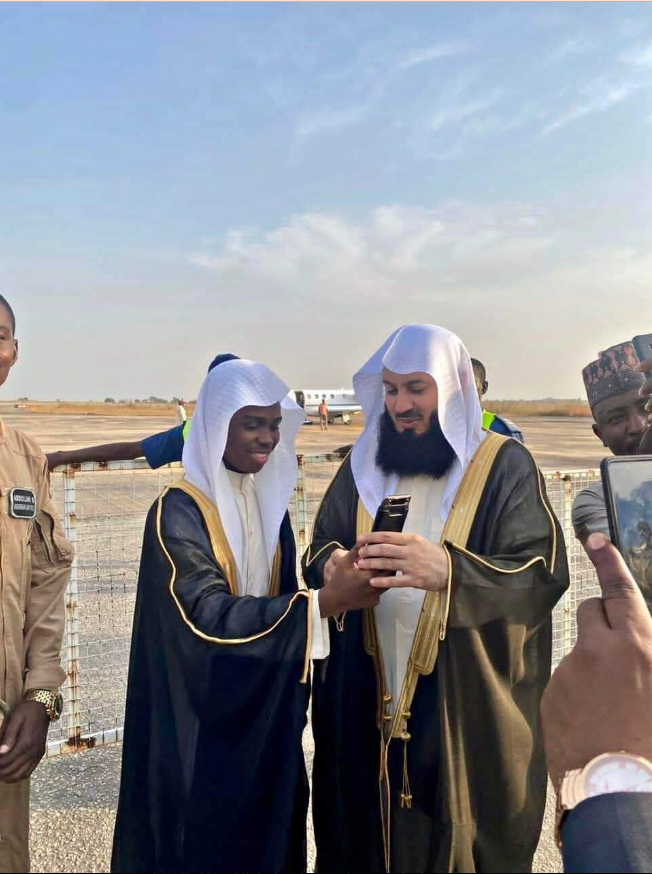 Mufti Menk and Mufti Yaks [Twitter:@muftimenk]