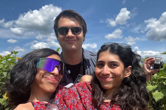 Carmen and Lupita Andrade with the former's boyfriend, Daniel [Instagram/@carmen_andrade2000]