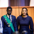 Le nouveau président sénégalais Bassirou et ses deux épouses Marie Khone Faye (g) et Absa Faye (d), après sa prestation de serment, à Diamniadio, près de Dakar le 2 avril 2024