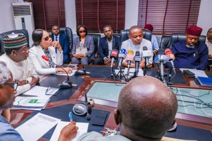 Government representatives and labour union leaders during new minimum wage meeting. [IntelRegion]