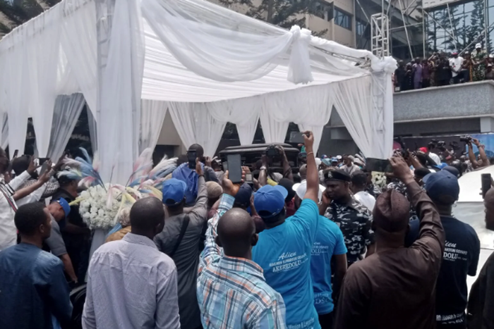 Crowd at governors office to pay last respect to Akeredolu [NAN]