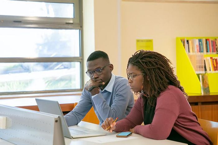 Students preparing a presentation for studies in a classroom [Image: Kampus Production]