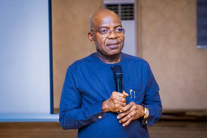O Governador Otti, do Sudeste da Nigéria, anunciou uma iniciativa de linha de crédito para apoiar pequenos empresários locais. O programa visa ajudar 10 mil pessoas, incluindo comerciantes ambulantes, agricultores e artesãos, a combater a pobreza e impulsionar a economia. Com uma visão ambiciosa a longo prazo de apoiar quase 100.000 empresas nos próximos três anos, esta iniciativa marca um passo importante no sentido do desenvolvimento económico e social sustentável na região.
