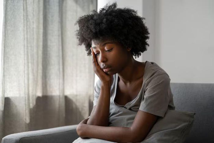 Should a woman change her surname to her husband's? [freepik]