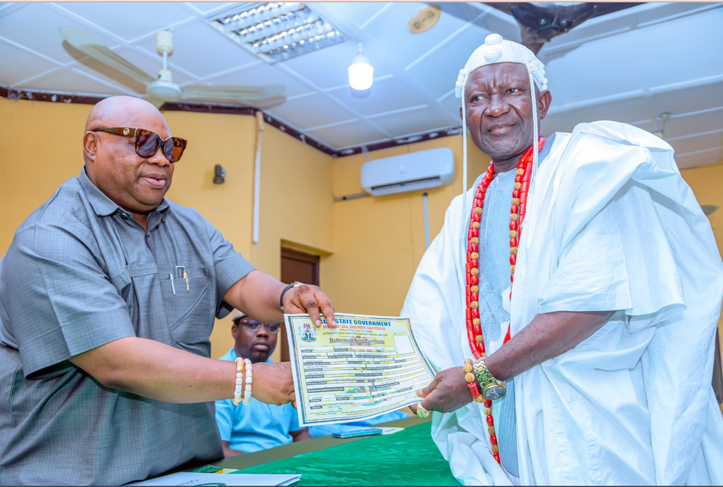 Gov Adeleke presents ₦4bn bond certificates to retirees [Twitter:@AAdeleke_01]