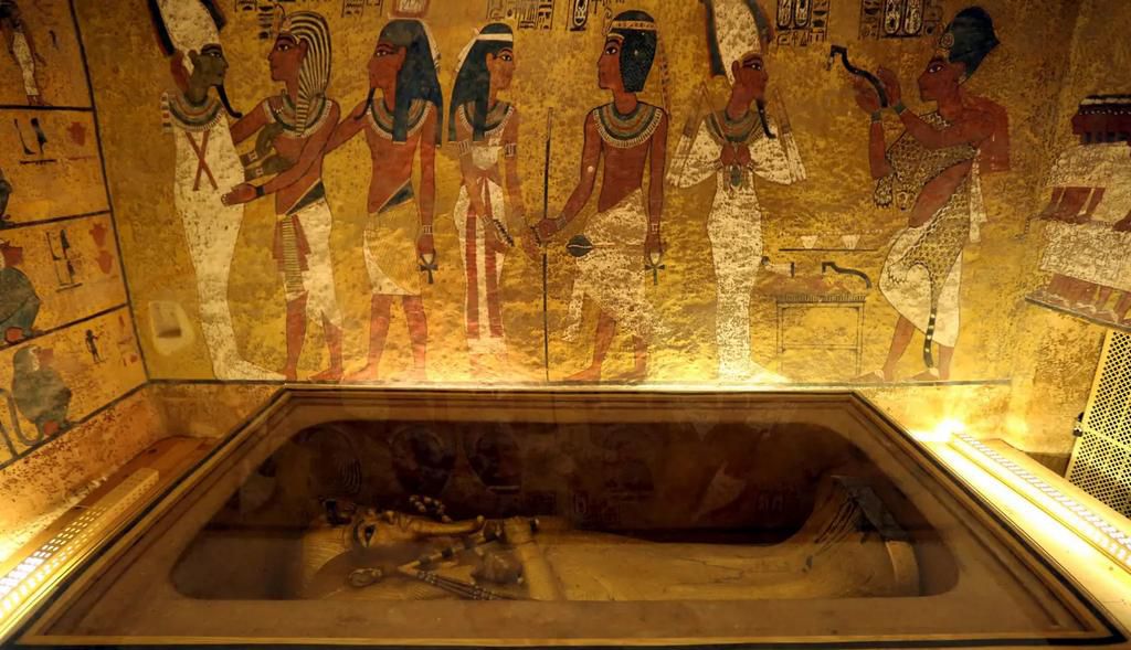 The burial chamber in the tomb of Tutankhamun, near Luxor, Egypt [Universal History Archive]